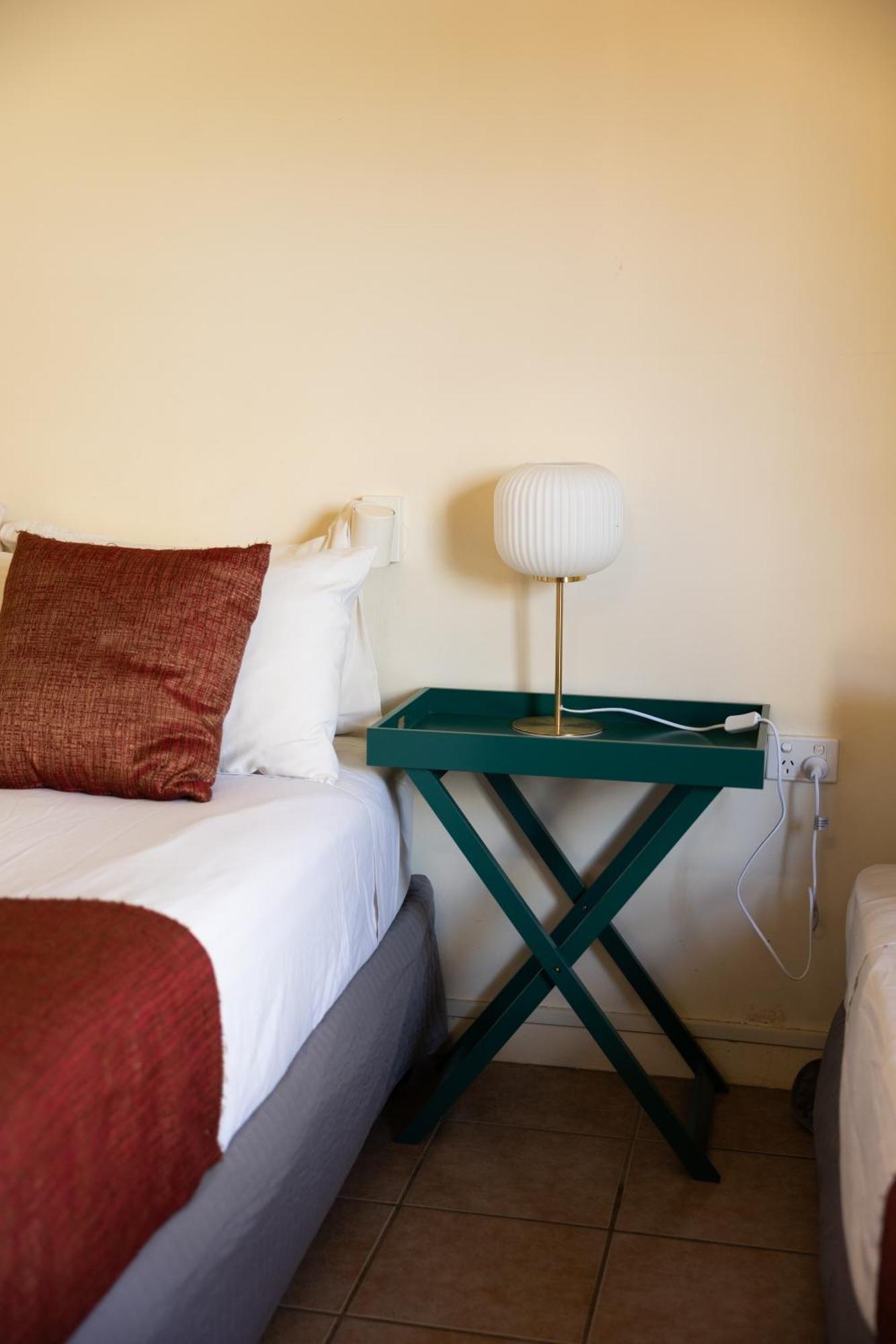 Hotel Wagon Wheel *